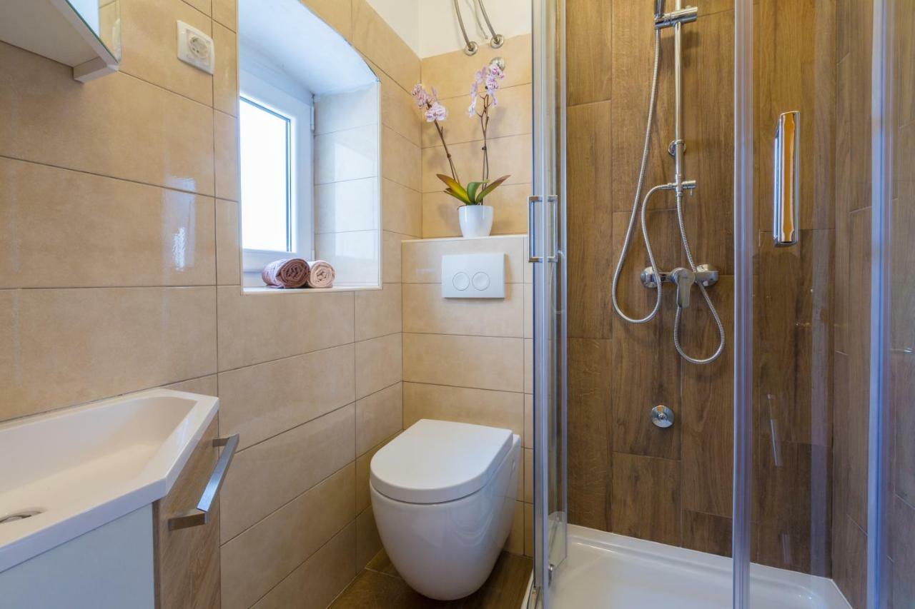 Apartmani Iris I Ana Crikvenica Exteriör bild